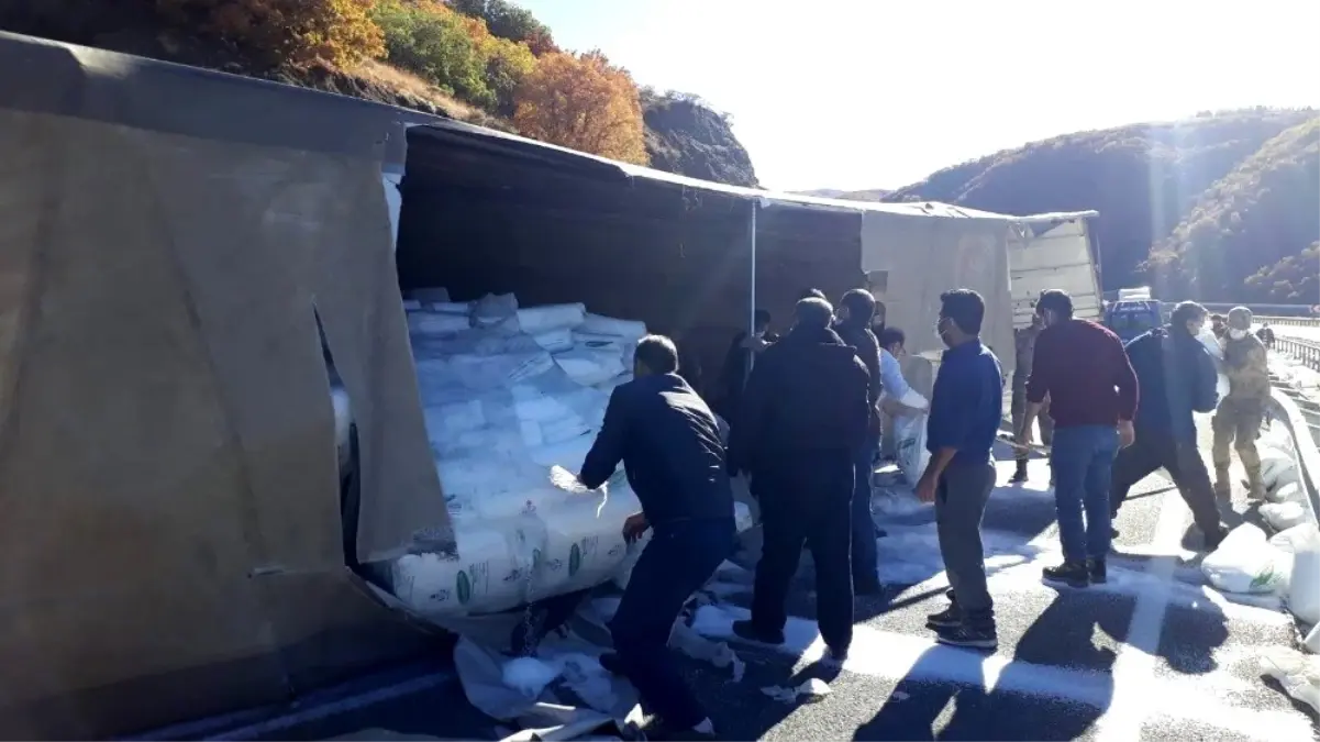 Tır devrildi, yol ulaşıma kapandı