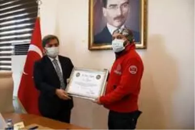 Aksaray'a dönen UMKE ekibine Vali Aydoğdu'dan başarı belgesi Aksaray'a dönen UMKE ekibine Vali Aydoğdu'dan başarı belgesi