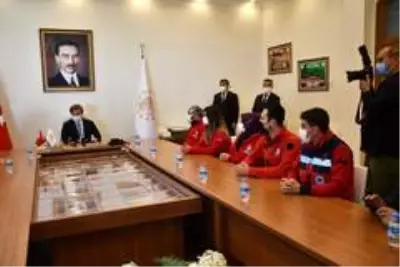 Aksaray'a dönen UMKE ekibine Vali Aydoğdu'dan başarı belgesi Aksaray'a dönen UMKE ekibine Vali Aydoğdu'dan başarı belgesi