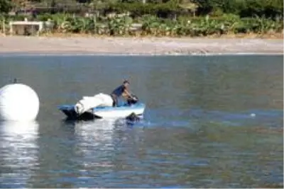 Alanya'da alabora olan tekne karaya çıkarıldı Alanya'da alabora olan tekne karaya çıkarıldı