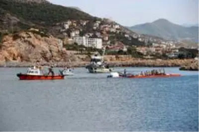 Alanya'da alabora olan tekne karaya çıkarıldı Alanya'da alabora olan tekne karaya çıkarıldı