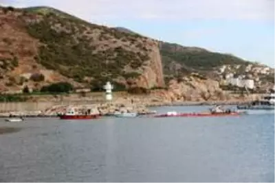 Alanya'da alabora olan tekne karaya çıkarıldı Alanya'da alabora olan tekne karaya çıkarıldı