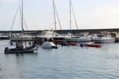 Alanya'da alabora olan tekne karaya çıkarıldı Alanya'da alabora olan tekne karaya çıkarıldı