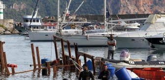 Alanya'da alabora olan tekne karaya çıkarıldı