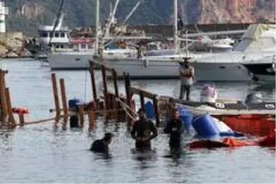 Alanya'da alabora olan tekne karaya çıkarıldı Alanya'da alabora olan tekne karaya çıkarıldı
