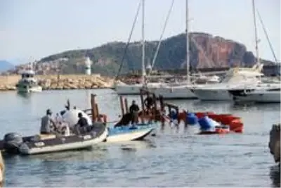 Alanya'da alabora olan tekne karaya çıkarıldı Alanya'da alabora olan tekne karaya çıkarıldı
