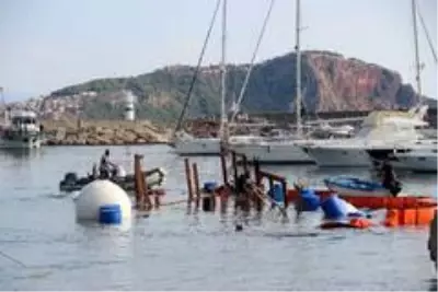 Alanya'da alabora olan tekne karaya çıkarıldı Alanya'da alabora olan tekne karaya çıkarıldı