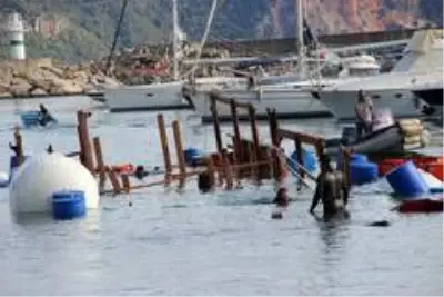 Alanya'da alabora olan tekne karaya çıkarıldı Alanya'da alabora olan tekne karaya çıkarıldı