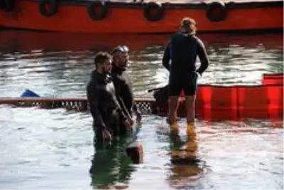 Alanya'da alabora olan tekne karaya çıkarıldı Alanya'da alabora olan tekne karaya çıkarıldı