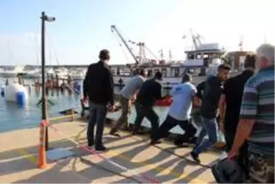 Alanya'da alabora olan tekne karaya çıkarıldı Alanya'da alabora olan tekne karaya çıkarıldı