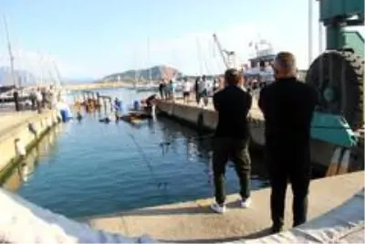 Alanya'da alabora olan tekne karaya çıkarıldı Alanya'da alabora olan tekne karaya çıkarıldı