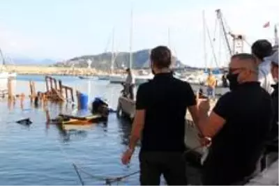Alanya'da alabora olan tekne karaya çıkarıldı Alanya'da alabora olan tekne karaya çıkarıldı