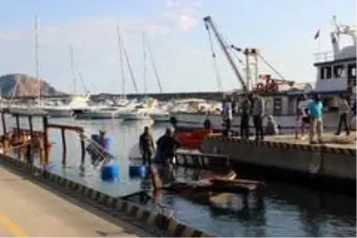 Alanya'da alabora olan tekne karaya çıkarıldı Alanya'da alabora olan tekne karaya çıkarıldı
