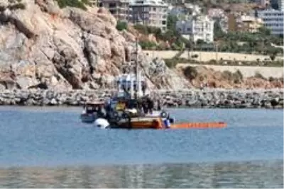 Alanya'da alabora olan tekne karaya çıkarıldı Alanya'da alabora olan tekne karaya çıkarıldı