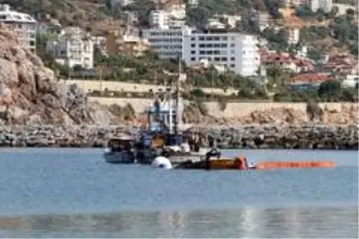 Alanya'da alabora olan tekne karaya çıkarıldı Alanya'da alabora olan tekne karaya çıkarıldı