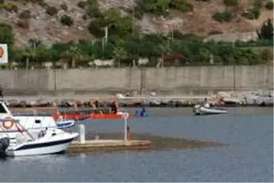Alanya'da alabora olan tekne karaya çıkarıldı Alanya'da alabora olan tekne karaya çıkarıldı