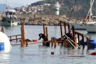 Alanya'da alabora olan tekne karaya çıkarıldı Alanya'da alabora olan tekne karaya çıkarıldı