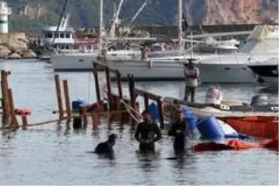 Alanya'da alabora olan tekne karaya çıkarıldı Alanya'da alabora olan tekne karaya çıkarıldı