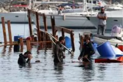 Alanya'da alabora olan tekne karaya çıkarıldı Alanya'da alabora olan tekne karaya çıkarıldı