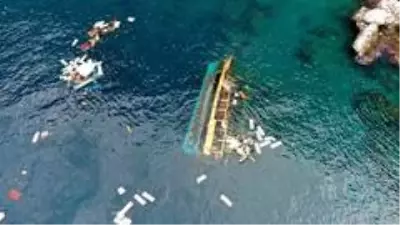 Alanya'da alabora olan tekne karaya çıkarıldı Alanya'da alabora olan tekne karaya çıkarıldı