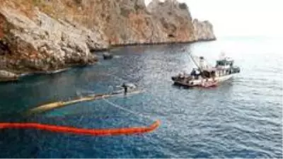 Alanya'da alabora olan tekne karaya çıkarıldı Alanya'da alabora olan tekne karaya çıkarıldı