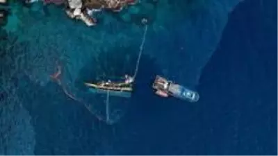 Alanya'da alabora olan tekne karaya çıkarıldı Alanya'da alabora olan tekne karaya çıkarıldı