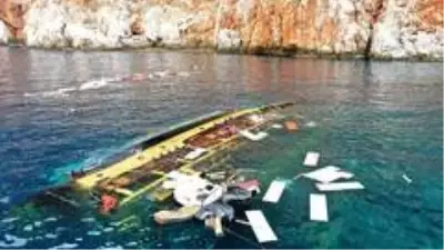 Alanya'da alabora olan tekne karaya çıkarıldı Alanya'da alabora olan tekne karaya çıkarıldı