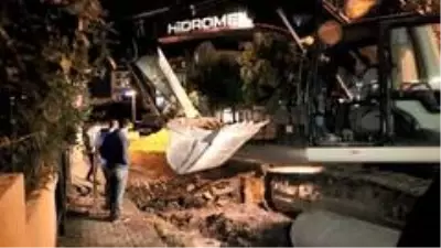 Alt yapı çalışmasında doğalgaz hattı çatlayınca 80 daire sokağa döküldü Alt yapı çalışmasında doğalgaz hattı çatlayınca 80 daire sokağa döküldü