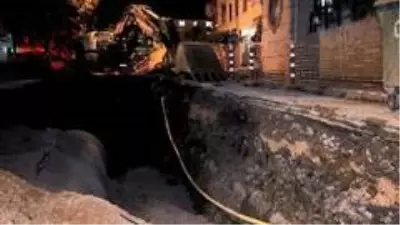 Alt yapı çalışmasında doğalgaz hattı çatlayınca 80 daire sokağa döküldü Alt yapı çalışmasında doğalgaz hattı çatlayınca 80 daire sokağa döküldü
