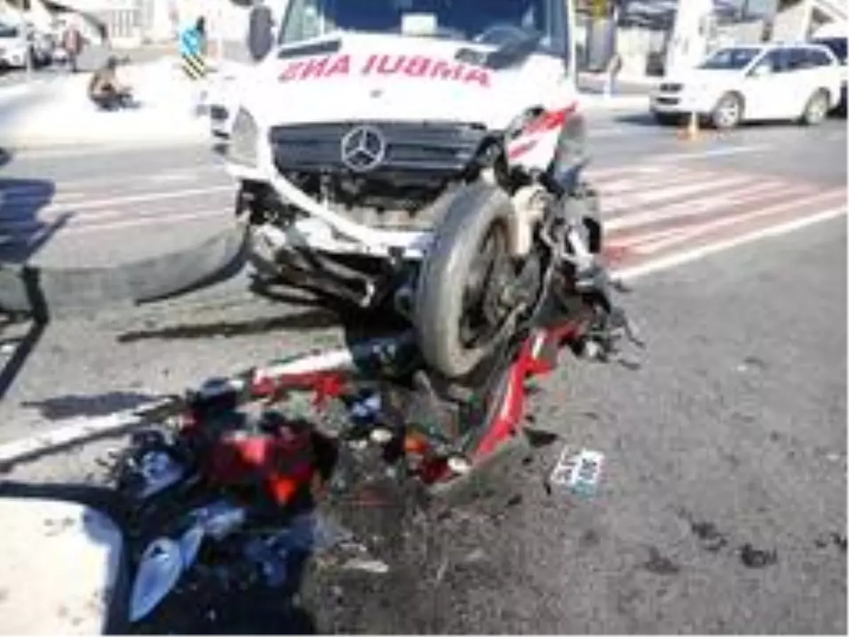 Ambulansla motosiklet çarpıştı: 1 ağır yaralı