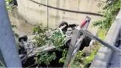 Bağcılar'da dereye yuvarlanan otomobilin sürücüsü yaralandı Bağcılar'da dereye yuvarlanan otomobilin sürücüsü yaralandı