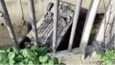 Bağcılar'da dereye yuvarlanan otomobilin sürücüsü yaralandı Bağcılar'da dereye yuvarlanan otomobilin sürücüsü yaralandı
