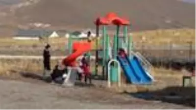 Eski paraşütçü komandolar kışlık yardımlarıyla küçük yürekleri ısıttı Eski paraşütçü komandolar kışlık yardımlarıyla küçük yürekleri ısıttı