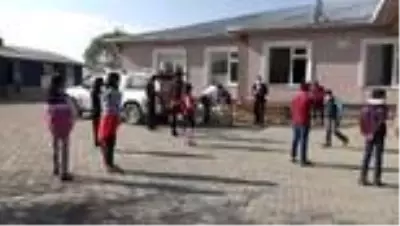 Eski paraşütçü komandolar kışlık yardımlarıyla küçük yürekleri ısıttı Eski paraşütçü komandolar kışlık yardımlarıyla küçük yürekleri ısıttı