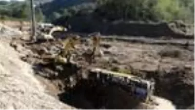 Giresun'da selde sürüklenen kamyon ve iş makinesi çıkarılıyor Giresun'da selde sürüklenen kamyon ve iş makinesi çıkarılıyor