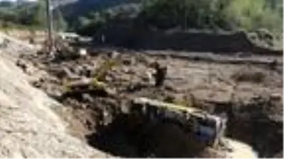 Giresun'da selde sürüklenen kamyon ve iş makinesi çıkarılıyor Giresun'da selde sürüklenen kamyon ve iş makinesi çıkarılıyor