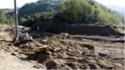 Giresun'da selde sürüklenen kamyon ve iş makinesi çıkarılıyor Giresun'da selde sürüklenen kamyon ve iş makinesi çıkarılıyor