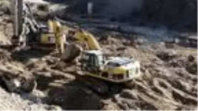 Giresun'da selde sürüklenen kamyon ve iş makinesi çıkarılıyor Giresun'da selde sürüklenen kamyon ve iş makinesi çıkarılıyor