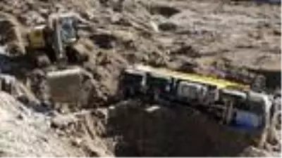 Giresun'da selde sürüklenen kamyon ve iş makinesi çıkarılıyor Giresun'da selde sürüklenen kamyon ve iş makinesi çıkarılıyor