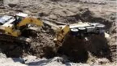 Giresun'da selde sürüklenen kamyon ve iş makinesi çıkarılıyor Giresun'da selde sürüklenen kamyon ve iş makinesi çıkarılıyor