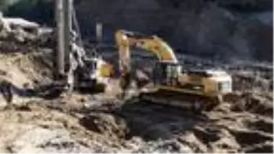 Giresun'da selde sürüklenen kamyon ve iş makinesi çıkarılıyor Giresun'da selde sürüklenen kamyon ve iş makinesi çıkarılıyor