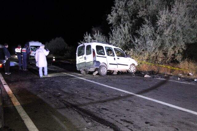 Hatalı sollama yapan otomobil kamyonetle çarpıştı, can pazarı yaşandı: 4 ölü, 3 yaralı