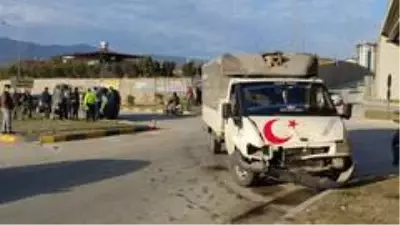 Kamyonetle çarpışıp devrildi Kamyonetle çarpışıp devrildi