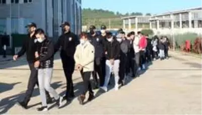 'Oltalama' yöntemi ile vatandaşları dolandıran 29 kişilik çete adliyeye sevk edildi- Dolandırıcılık paraları ile lüks araç almışlar 'Oltalama' yöntemi ile vatandaşları dolandıran 29 kişilik çete adliyeye sevk edildi- Dolandırıcılık paraları ile lüks araç almışlar