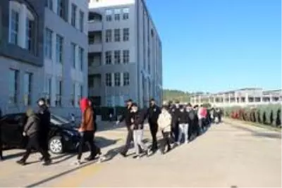 'Oltalama' yöntemi ile vatandaşları dolandıran 29 kişilik çete adliyeye sevk edildi- Dolandırıcılık paraları ile lüks araç almışlar 'Oltalama' yöntemi ile vatandaşları dolandıran 29 kişilik çete adliyeye sevk edildi- Dolandırıcılık paraları ile lüks araç almışlar