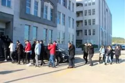 'Oltalama' yöntemi ile vatandaşları dolandıran 29 kişilik çete adliyeye sevk edildi- Dolandırıcılık paraları ile lüks araç almışlar 'Oltalama' yöntemi ile vatandaşları dolandıran 29 kişilik çete adliyeye sevk edildi- Dolandırıcılık paraları ile lüks araç almışlar