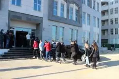 'Oltalama' yöntemi ile vatandaşları dolandıran 29 kişilik çete adliyeye sevk edildi- Dolandırıcılık paraları ile lüks araç almışlar 'Oltalama' yöntemi ile vatandaşları dolandıran 29 kişilik çete adliyeye sevk edildi- Dolandırıcılık paraları ile lüks araç almışlar
