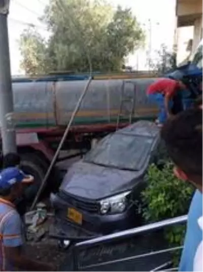Pakistan'da Su Tankeri Bankaya Çarptı: 1 Ölü, 7 Yaralı