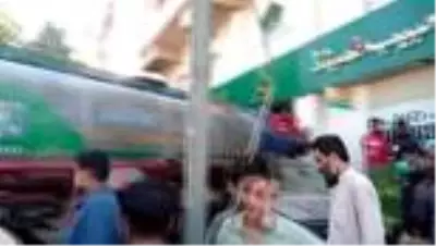 Pakistan'da Su Tankeri Bankaya Çarptı: 1 Ölü, 7 Yaralı