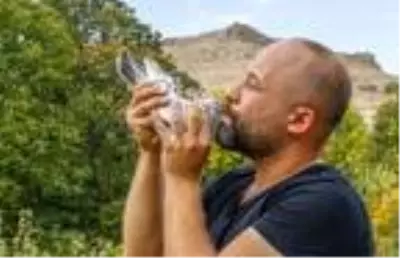 Şehir hayatından sıkılıp döndüğü memleketinde, dev kabaklar yetiştiriyor